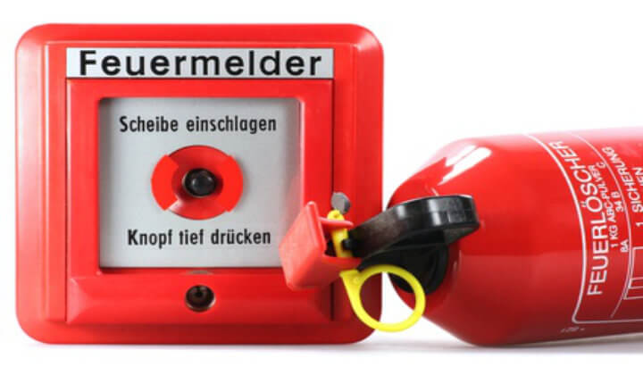 Feuerlöscher und Alarmknopf